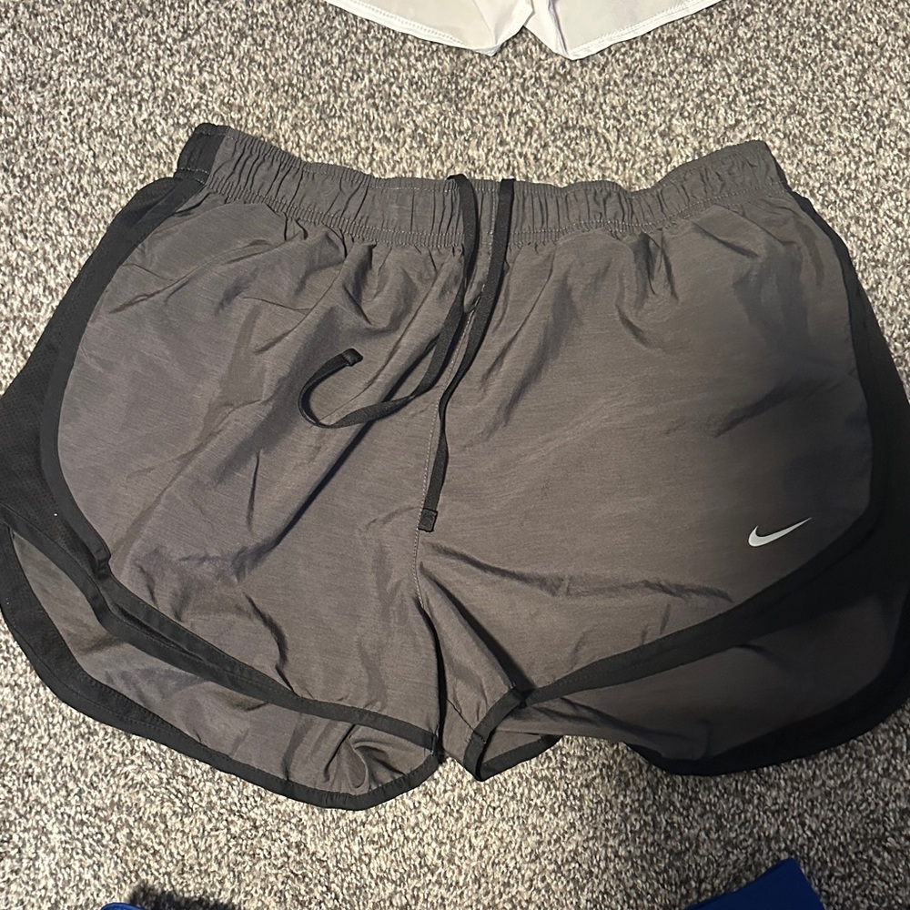 Under Armour & Nike Women’s Athletic Shorts XL - Picture 3 of 4